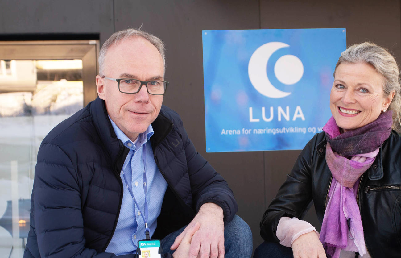 Steinar Aasnæss og Kristin Uppstad utenfor Luna som holder til på USN.